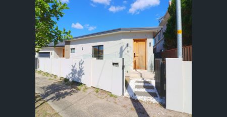 Modern Residence moments to waters edge - Photo 4