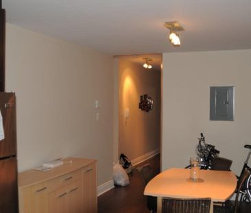 Montréal – Appartement 3 1/2 rénové à louer sur Queen-Mary - Photo 4