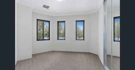 Townhouse in a prime location! - Photo 4