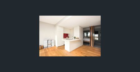 Stylish Two-Bedroom Apartment in a Prime Williamstown Location - Photo 3