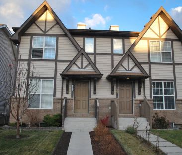 House in Desirable McKenzie Towne — 3 Bedrooms Duplex - Photo 1