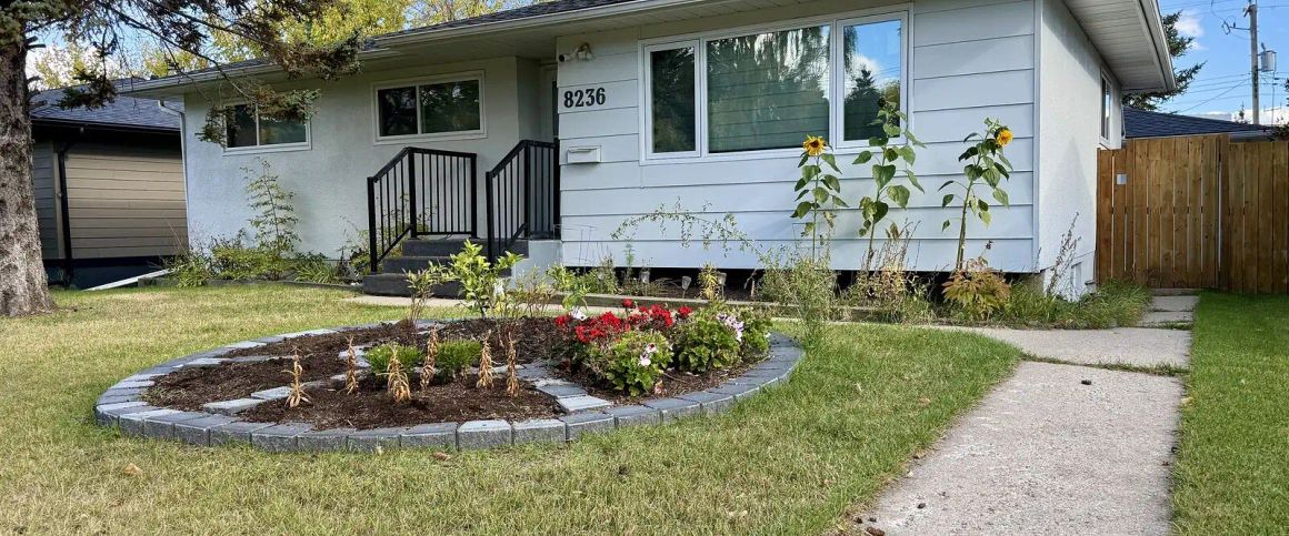 Bright, Upgraded bungalow in Kingsland with 4 Beds + 2 dens + 2 full bath — 4 Bedrooms+ Den House - Photo 1