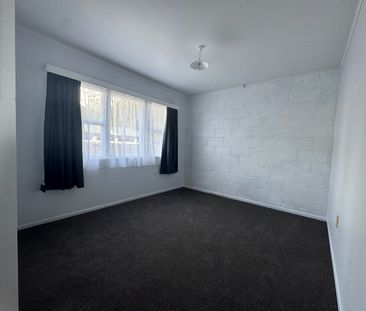 Sunny Family Home - Photo 2