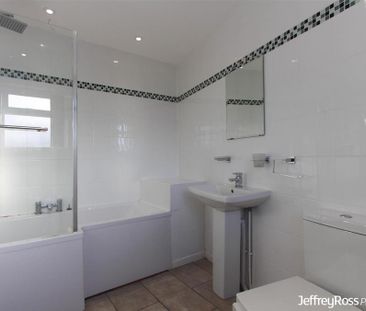 2 bedroom end of terrace house to rent - Photo 5