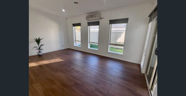 ALTONA BEACH freshly painted New Blinds Home With 2 Separate Living Areas Close to the beach Schools And Transport And Spots Activities - Photo 1