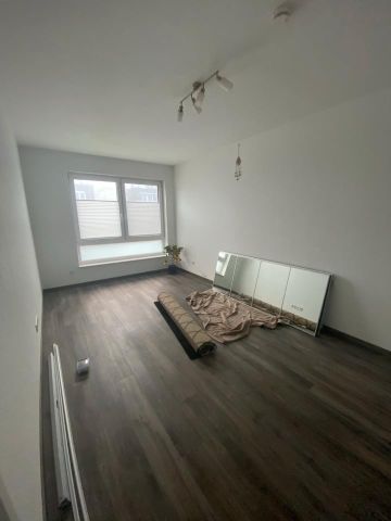 Große 2 ZKB mit Einbauküche, Gäste WC und HWR zu vermieten - Photo 2