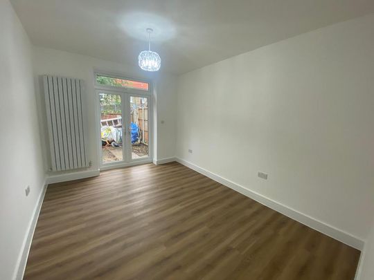 6 bedroom detached bungalow to rent - Photo 1