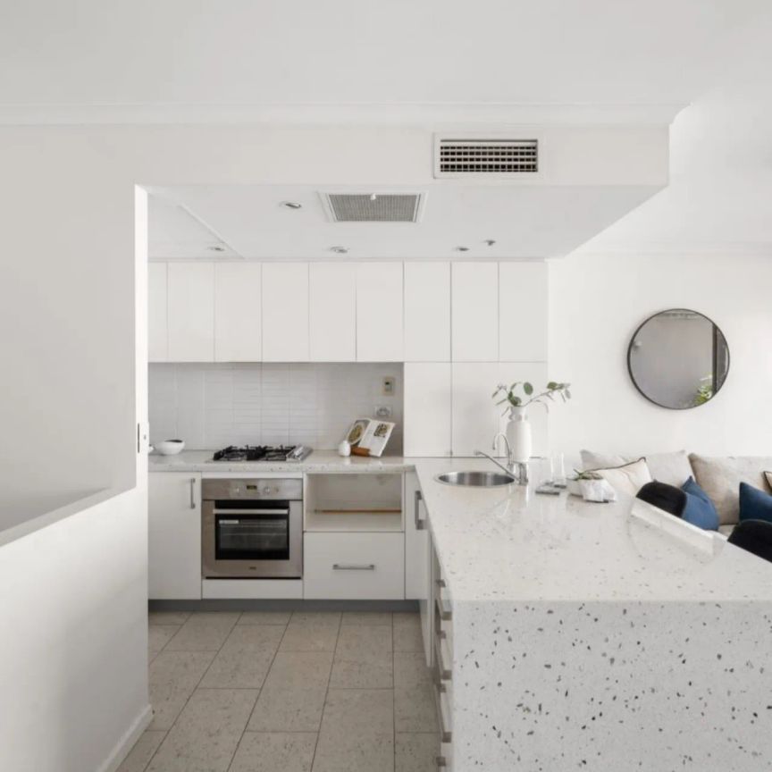 Inner-City Sub-Penthouse with Sweeping District Views - Photo 1