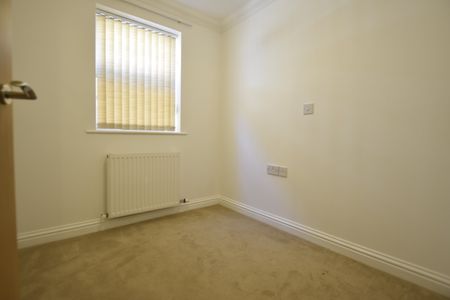 2 bed flat to rent in Richmond Park Road, Bournemouth, BH8 - Photo 2