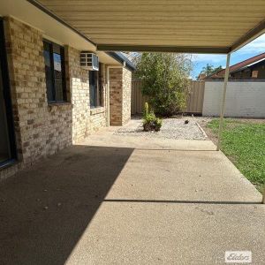 Family Home in Moodewarra Estate! - Photo 2