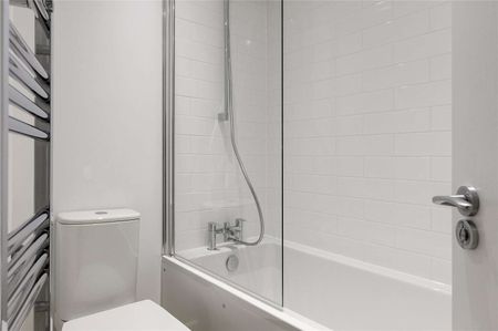 One bedroom recently refurbished property in an excellent location. - Photo 3