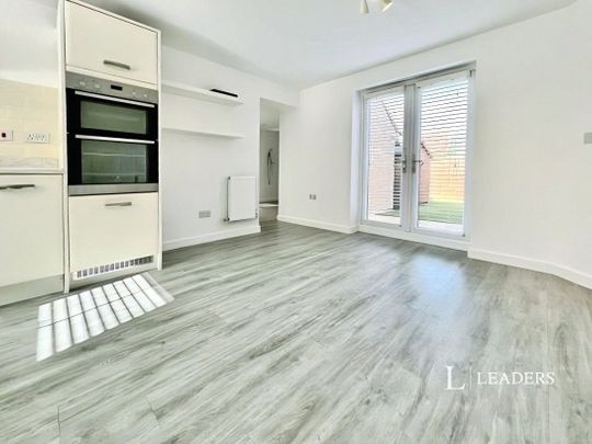 3 bedroom house to rent Warwick Close, Bourne, Lincolnshire, PE10 - Photo 1