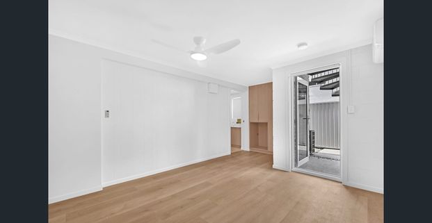 Coastal Studio with Large Private Courtyard – Metres from the Beach - Electricity Included - Photo 1