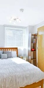 2 bedroom flat in 18 Lombard Road - Photo 3