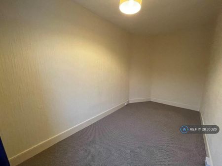 3 bedroom flat to rent - Photo 4