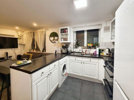 Quiet, Comfortable & Spacious Property Located near Europe’s Largest Industrial Estate in Slough - Photo 3