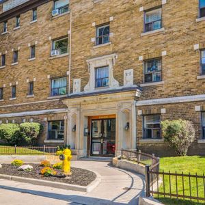 Amazing Bachelor + Den - Photo 3