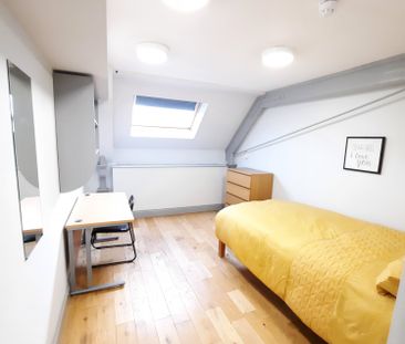 Green Penthouse, Lustrous House , Green Street Room 1 - Photo 5