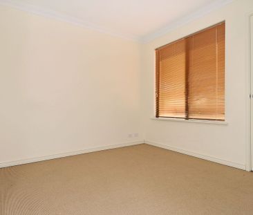 Spacious 4-Bedroom Family Home in Prime Coastal Location - Photo 3