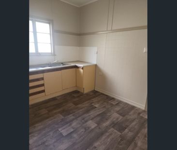 Centrally Located 2-Bedroom Worker's Cottage - Photo 4