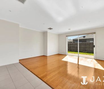 “Spacious Family Home in Featherbrook Estate” - Photo 1