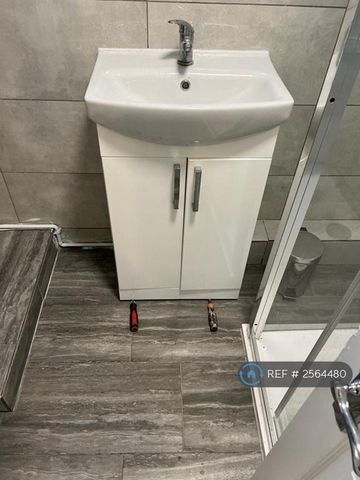 5 bedroom end of terrace house to rent - Photo 4