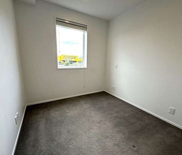 Modern two bedroom apartment plus car park - Photo 5