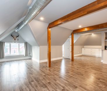 Spacious 2-Bedroom + Loft Apartment in Downtown Hamilton! - Photo 2