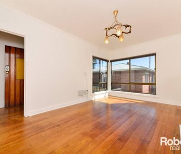 Family Home with a Bonus Shed - Photo 4