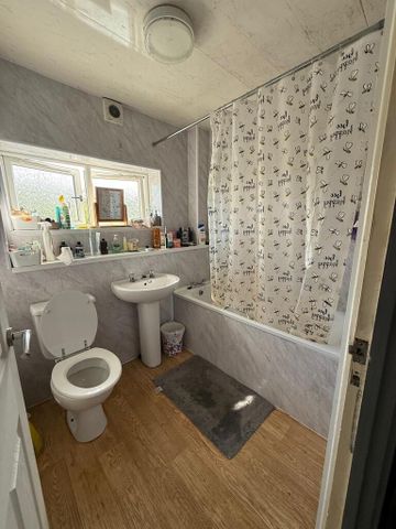 1 bedroom in a house share to rent - Photo 5