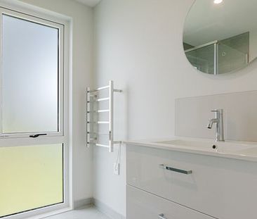 Modern 2-Bedroom Townhouse in Māngere – $595/week - Photo 2