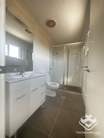 Best Location 3 bed townhouse in Calamvale - Photo 3