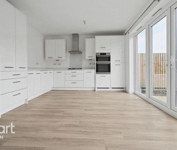 3 bedroom semi-detached house to rent - Photo 6