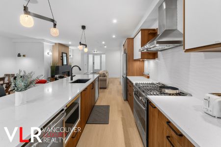 Townhouse in Vancouver West Side, BC - Photo 3