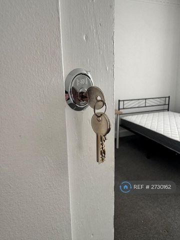 1 bedroom in a flat share to rent - Photo 4