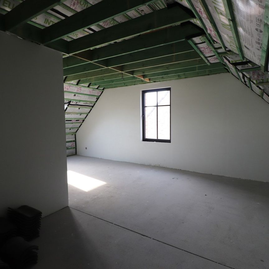 Energiezuinige nieuwbouwwoning met 3 slaapkamers, terras met tuin, tuinberging, carport en autostaanplaats. - Foto 1