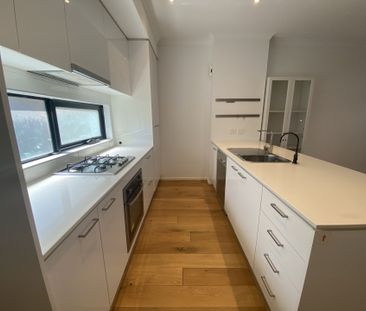 Modern Three-Level Townhouse in Prime Maidstone Location - Photo 2