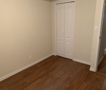 Amazing Find in Red Deer! 3 Bedrooms, 1 Bath!! - Photo 4