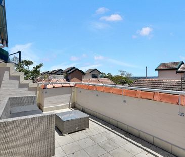 Light-Filled Two-Level Apartment with Rooftop Terrace - Photo 2