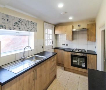 2 bedroom end of terrace house to rent - Photo 3