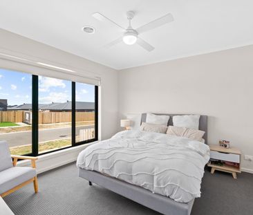 STUNNING HOME IN EMERALD WATERS ESTATE - Photo 4