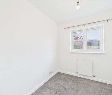3 bedroom end of terrace house to rent - Photo 4