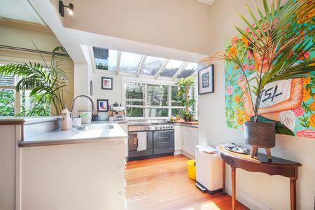 A Charming Retreat with Pet-Friendly Comfort - Photo 4