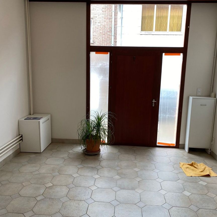 Gezellige rijwoning met terras, ideaal gelegen in een rustige eenrichtingsstraat in het centrum van Sterrebeek. - Photo 1