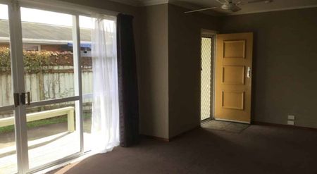 Tidy family home - Photo 3