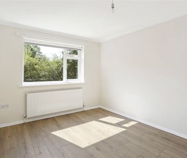 Palmerston Court, Lovelace Gardens, Surbiton, Surrey, KT6 flat to rent - Photo 3