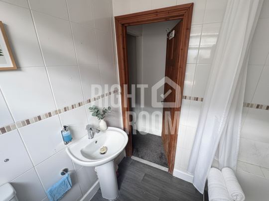 Room 1, Chingford Road E17 5AE - Photo 1