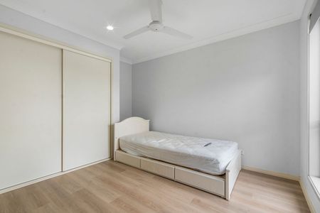 Beautiful Four Bedroom Home on a Large Block - Photo 5