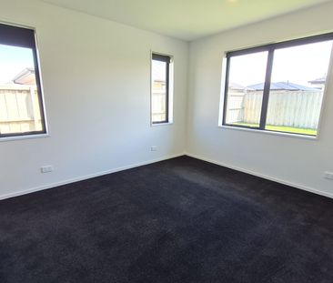 68 Oaks Drive, Lincoln - Photo 3