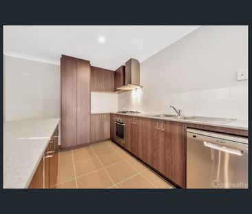 Modern family living with low maintenance appeal - Photo 2